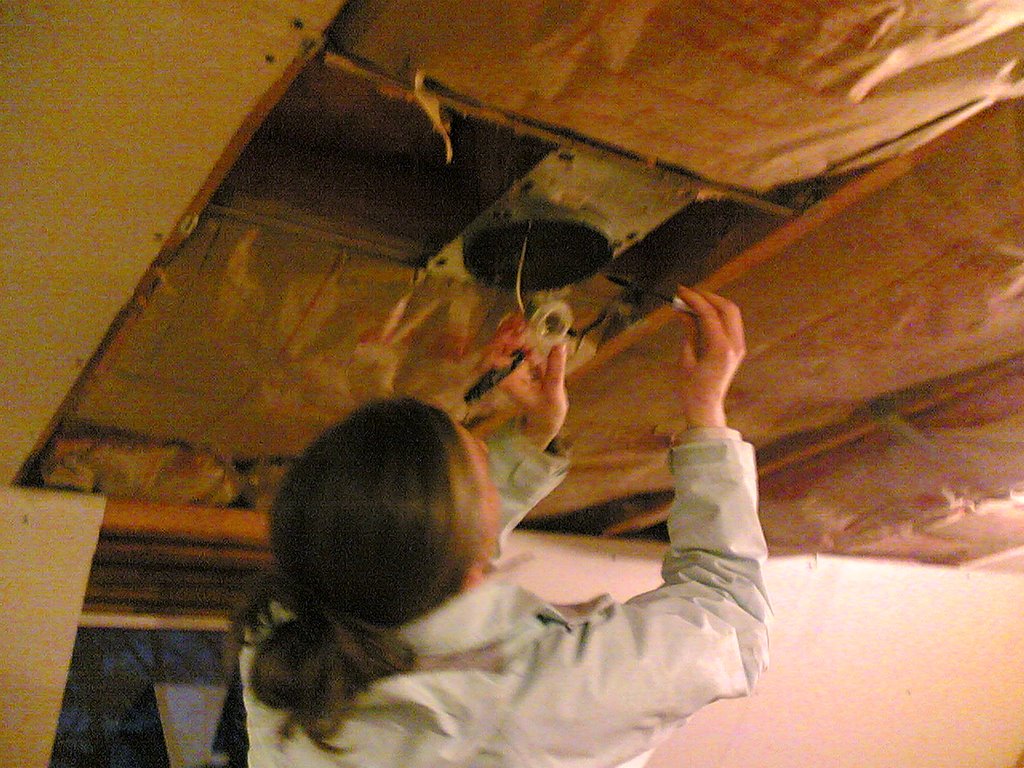 Isolation mise en place dans une structure de plafond