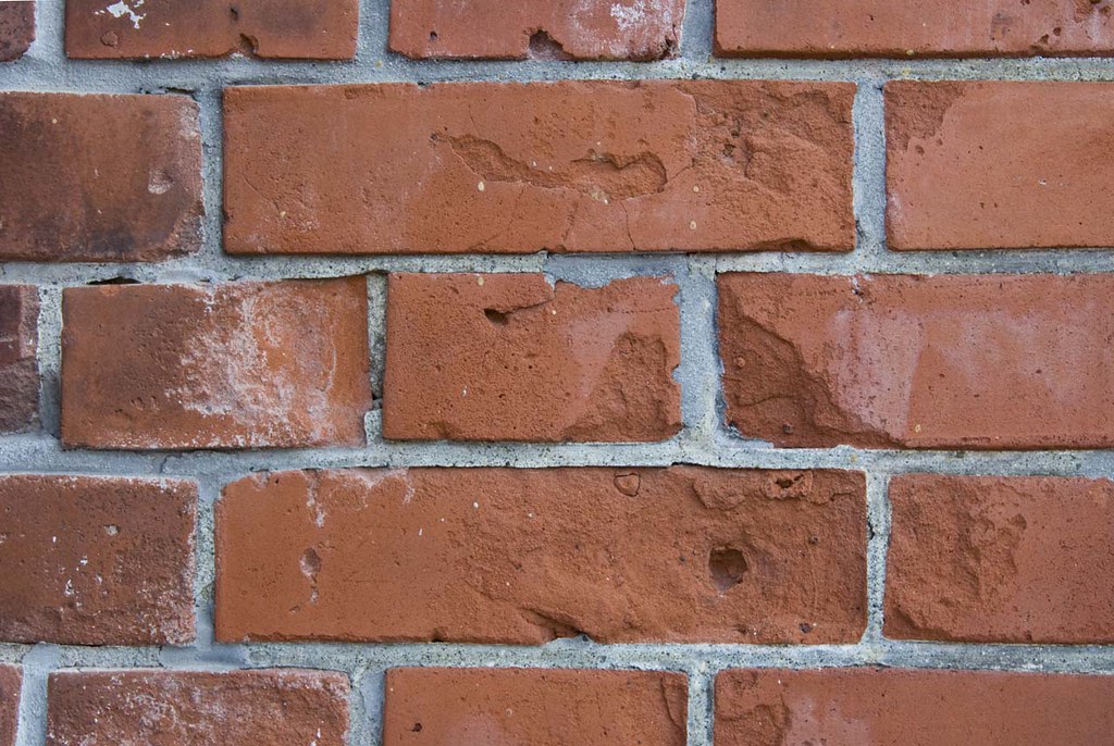 Détail de briques et joints d’une maçonnerie à vérifier avant une ouverture