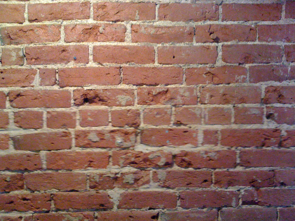 Détail de briques anciennes et de joints à contrôler avant rejointoiement à Liège