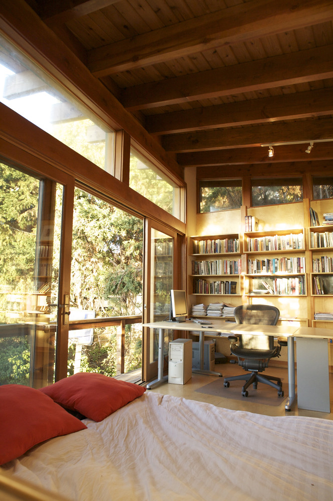 Pièce lumineuse aménagée en bureau après transformation d’un garage