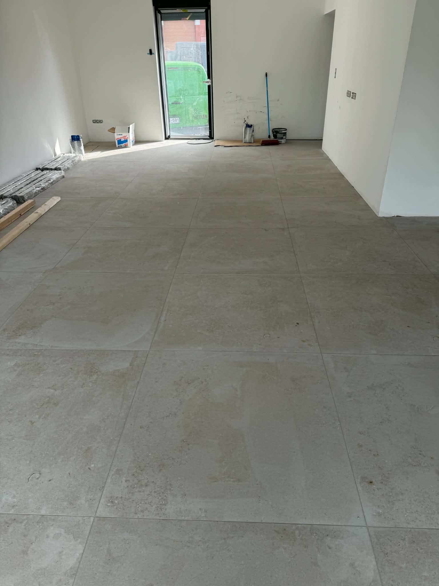 Pièce en cours de rénovation avec carrelage grand format