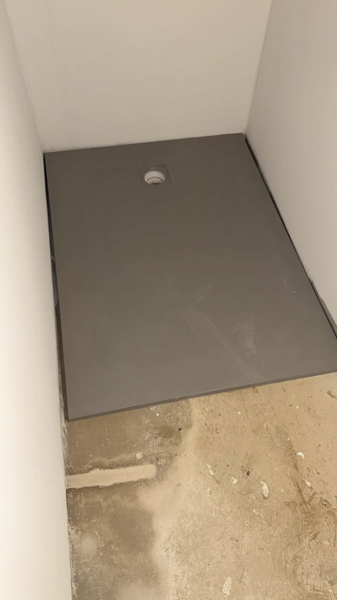 Receveur de douche et évacuation en cours d’installation