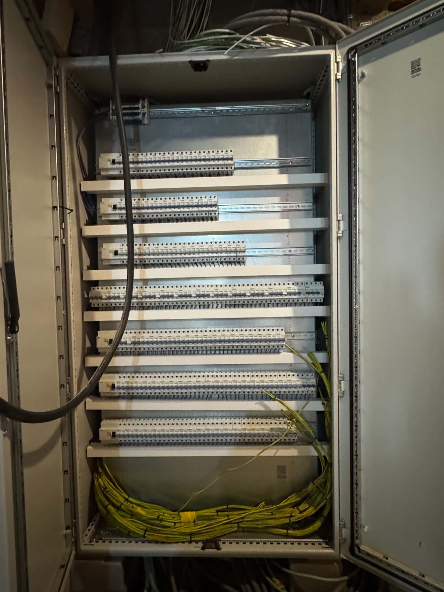 Armoire électrique avec protections en cours d’installation