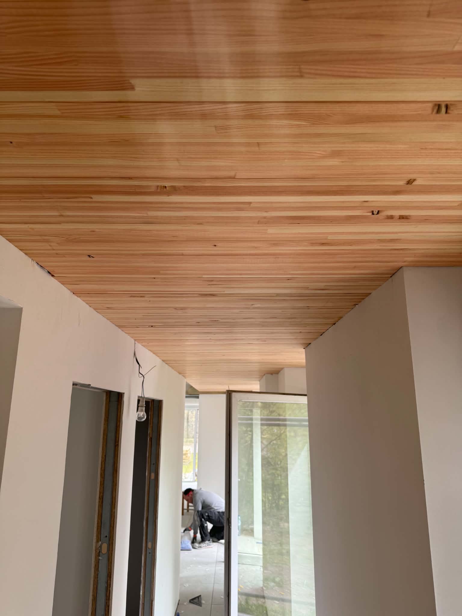 Habillage d’un plafond intérieur avec lames de bois