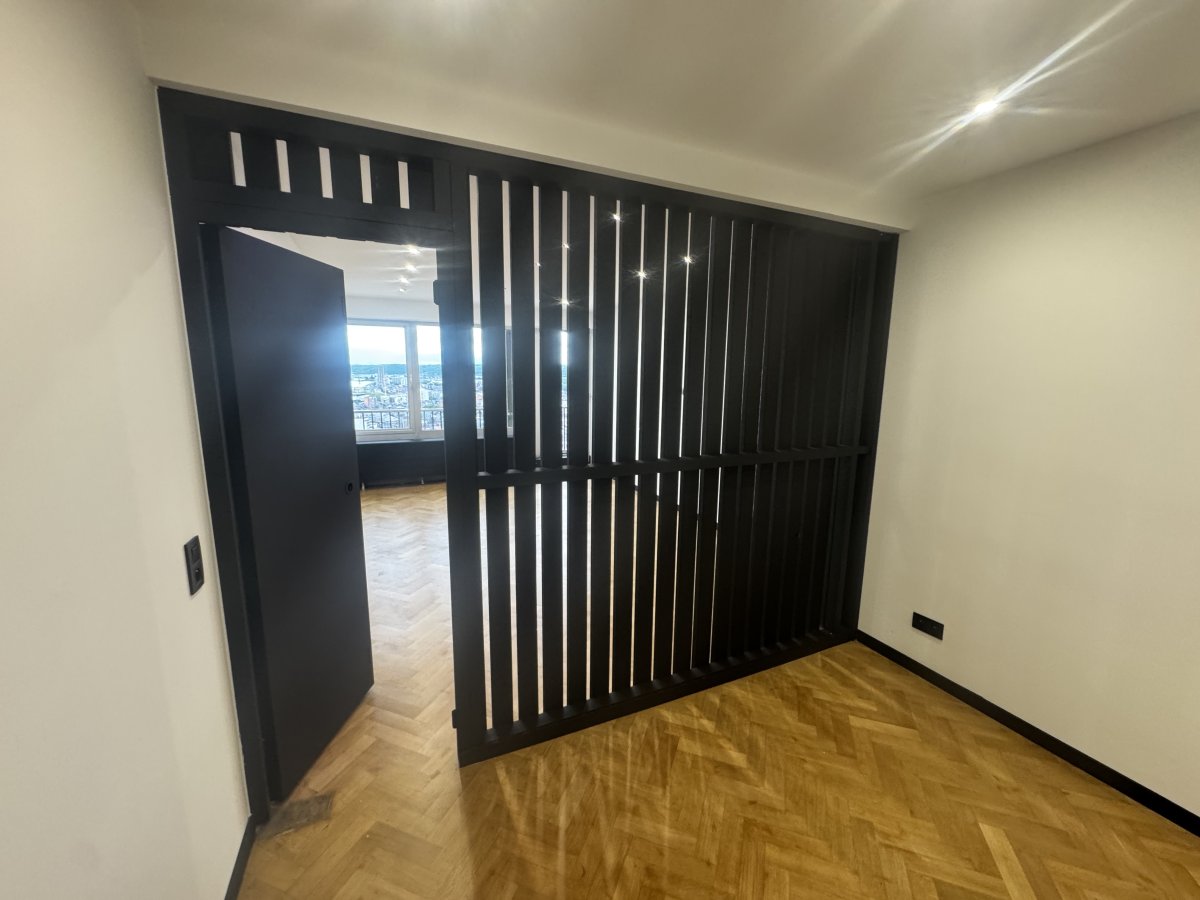 Claustra intérieur et parquet réalisés sur mesure