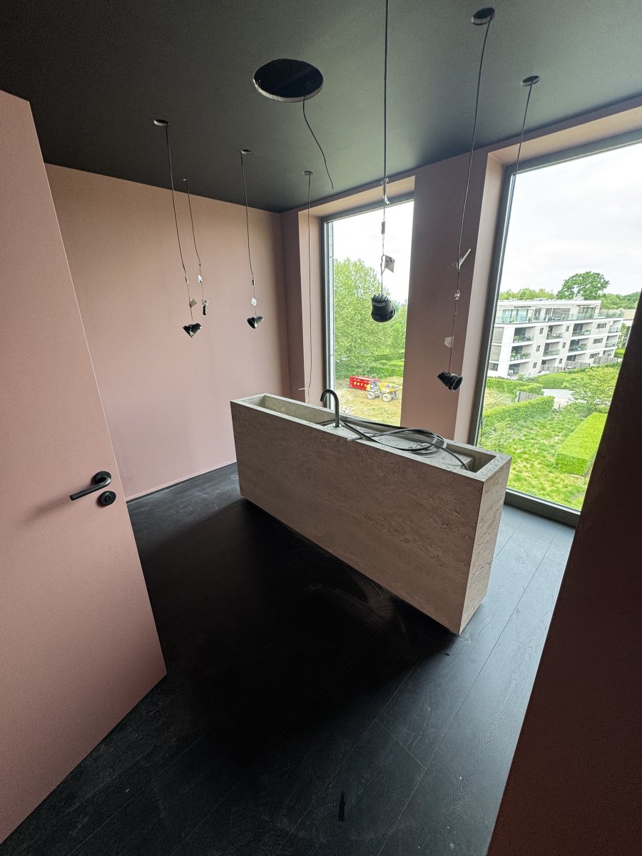 Îlot en travertin et cloison rose poudré