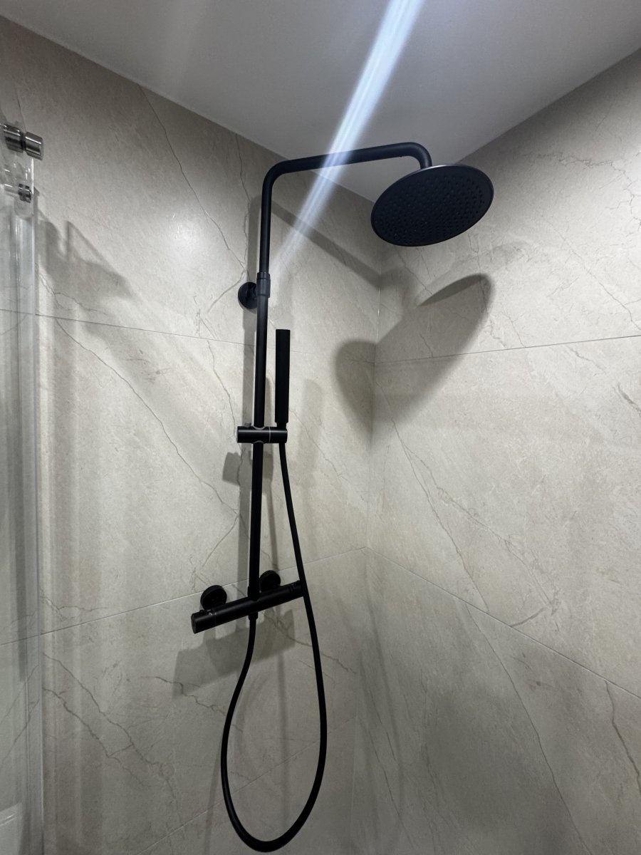 Douche en marbre noir après rénovation