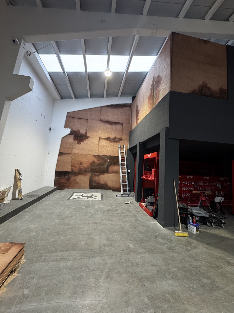 Hall commercial transformé avec mezzanine