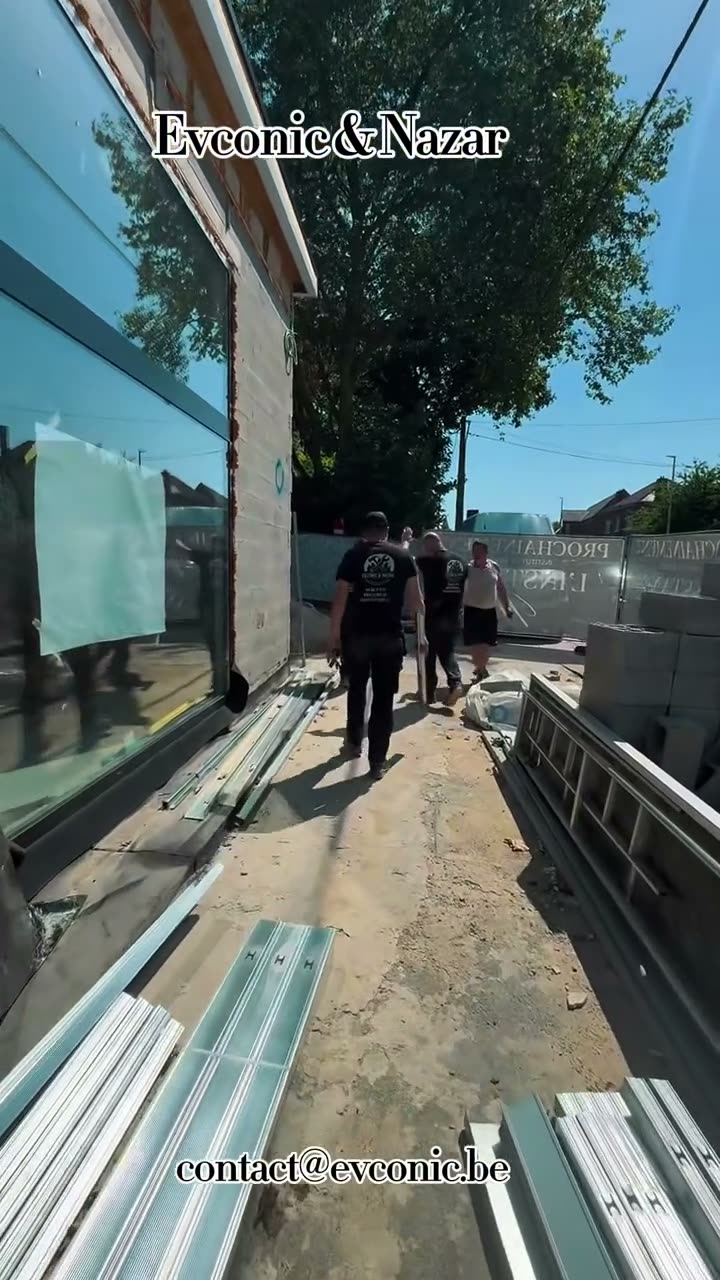 Équipe EVCONIC réunie sur le chantier