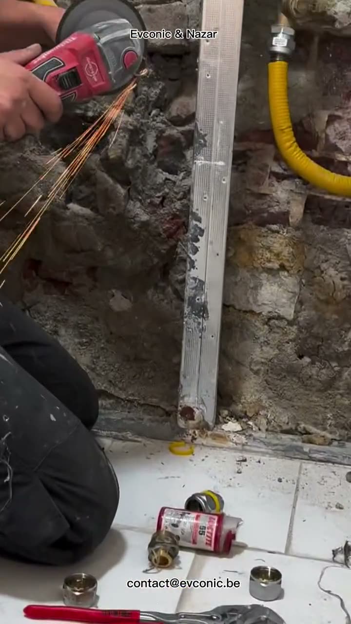 Découpe d’un profilé pendant la préparation de la salle de bain