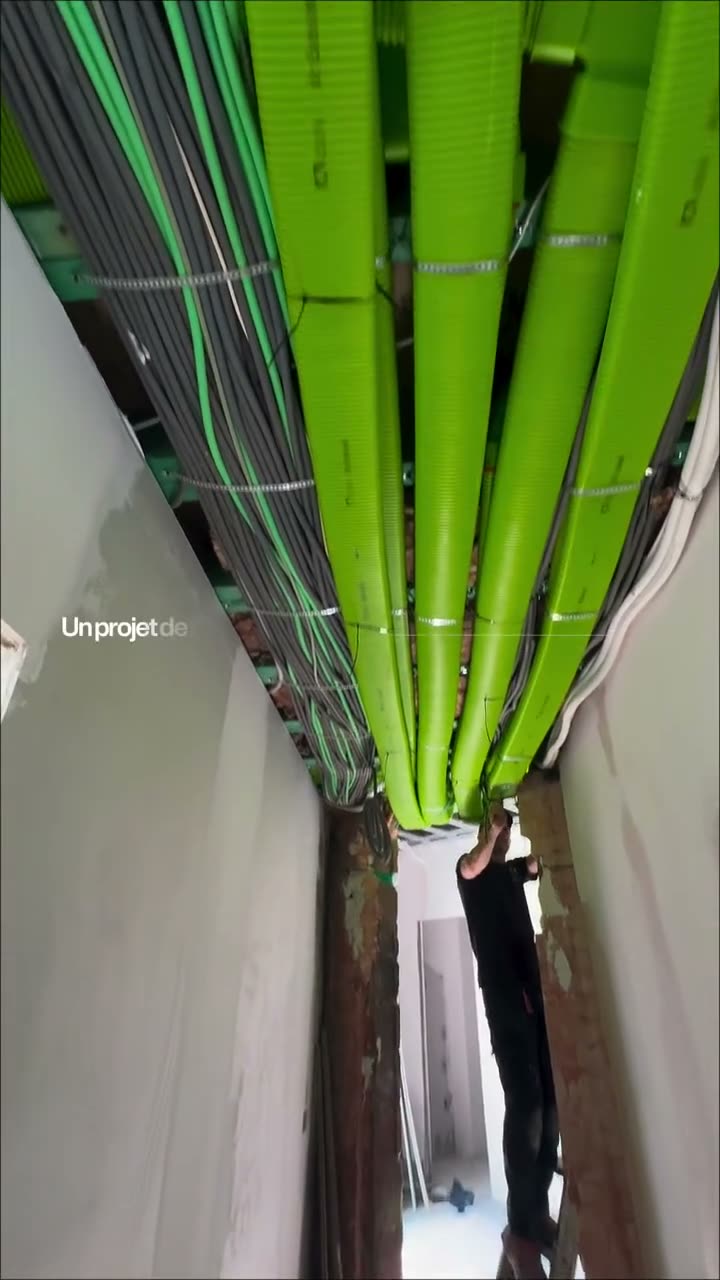 Passages techniques colorés installés dans le plafond