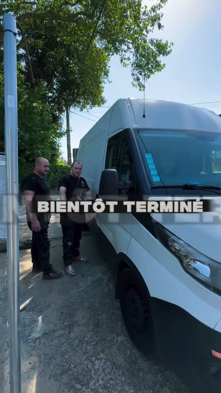 Équipe EVCONIC devant le véhicule de chantier
