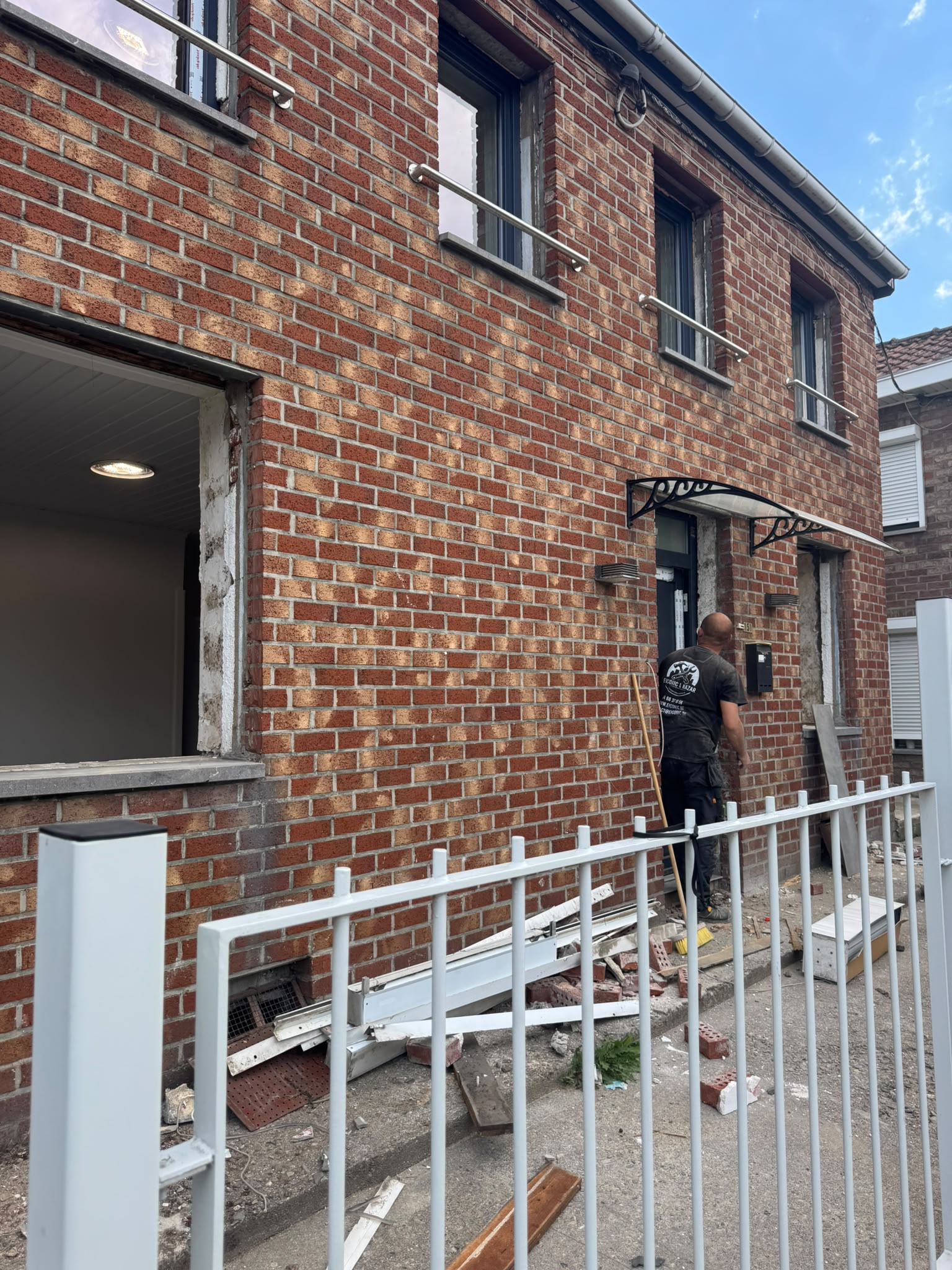 Façade en brique pendant le remplacement des châssis et de la porte