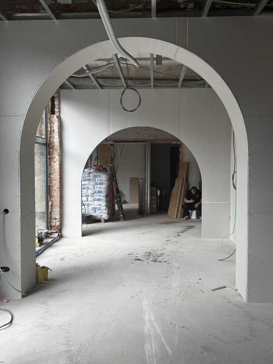 Arches en plâtre en enfilade lors d'une transformation
